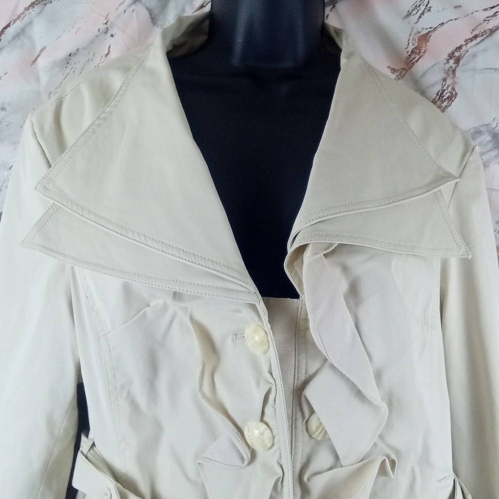 👕 Kenar Cream Ruffle Front Trench Coat with Belt - Picture 3 of 6